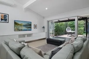 Stylish Kensington Home with Outdoor Area - Como