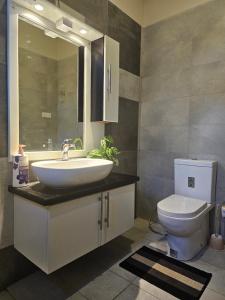 Lakeview Serenity with Modern Interior and Facilities