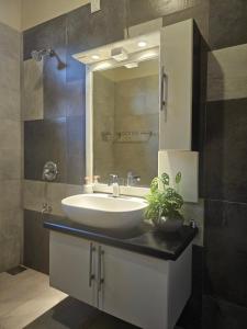 Lakeview Serenity with Modern Interior and Facilities