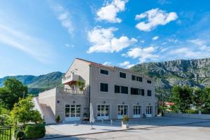 Apartments Azzurro- Three Bedroom Apartment with Terrace and Hot Tub Azzurro I-donji