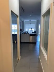 Beautiful 1 bedroom Den Quattro bld state of the art of Surrey - غيلدفورد