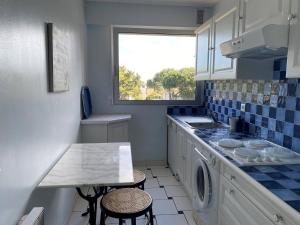 Appartements Studio moderne 2* avec balcon, centre St Palais, parking securise - FR-1-738-38 : photos des chambres