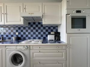 Appartements Studio moderne 2* avec balcon, centre St Palais, parking securise - FR-1-738-38 : photos des chambres