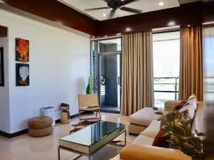 Stylish Luxury Penthouse with 3BR, Wifi, Gym, across Malls - Cambaro