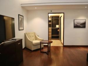Stylish Luxury Penthouse with 3BR, Wifi, Gym, across Malls