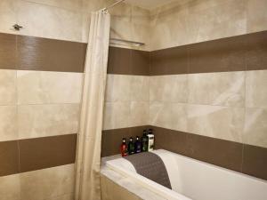 Stylish Luxury Penthouse with 3BR, Wifi, Gym, across Malls