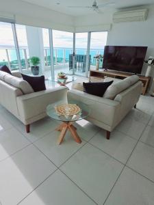 Skyview 2 bathroom Sub-Penthouse Harbour Views