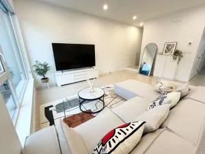 Spacious Modern Home in North Van - Кокуитлам