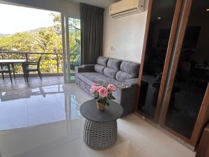 Brandnew, spacious 65m2 full seaview apartment, large pool, 300m from Karon beach