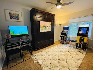 Artists Condo with 2 Bedroom & Arcade