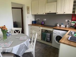 Holiday Home with free parking & 4min to Edinburgh Warverly