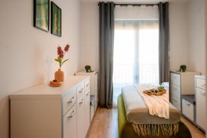 Chic 1BR with Balcony in Northern District