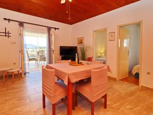 Holiday Home Neda-Three Bedroom Holiday Home with Terrace and Sea View