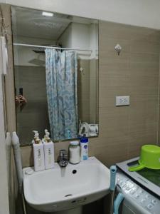 Cheap SHORE Family suite WIFI TV near MOA Airport 844