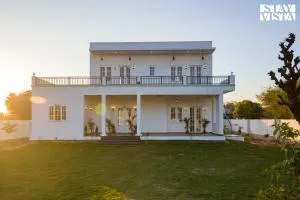 StayVista at Mustang Meadow - Lawn & WiFi - Dahmi