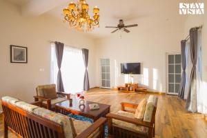 StayVista at Mustang Meadow - Lawn & WiFi