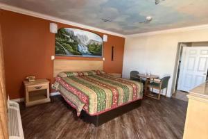 King Bed Non-Smoking room in Robinhood Motel