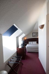 Hotels Kyriad Chateauroux : Chambre Triple (1 Lit Double et 1 Lit Simple)
