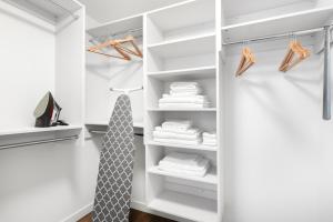 Glendale 1BR w WD Pool Gym Rooftop nr Shops LAX-162