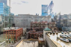 Blueground River North rooftop gym nr Mart CHI-1137
