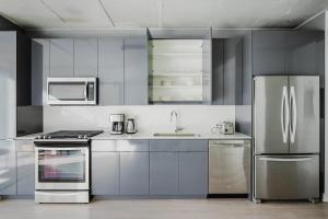 Blueground River North rooftop gym nr Mart CHI-1137