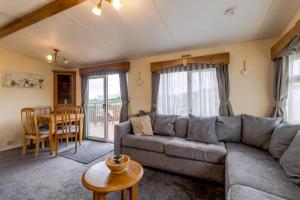 Great Dog Friendly Caravan For Hire At North Denes In Suffolk Ref 40068Nd