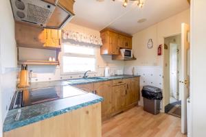 Great Dog Friendly Caravan For Hire At North Denes In Suffolk Ref 40068Nd