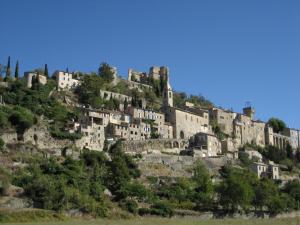 A beautiful 2 persons studio in a chateau with swimming pool