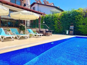 Centrally Located Very Large Villa W Pool Jakuz and Car Park