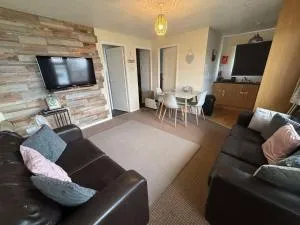 Mells Shells, Florida Park, Hemsby - Two bed chalet, sleeps 5, bed linen and towels included with onsite entertainment on a pet free site - Rollesby