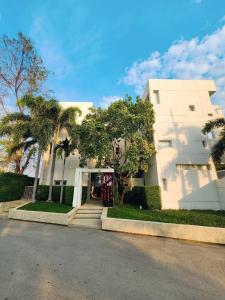 BBG Beachfront poolvilla 5BR close to Huahin city