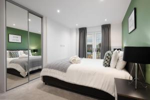 Spacious Modern 2 BR Old Trafford & Free Parking