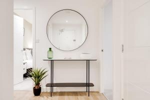 Spacious Modern 2 BR Old Trafford & Free Parking