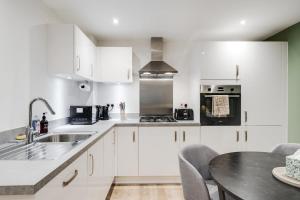 Spacious Modern 2 BR Old Trafford & Free Parking