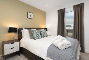 Spacious Modern 2 BR Old Trafford & Free Parking