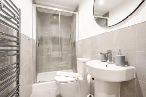 Spacious Modern 2 BR Old Trafford & Free Parking