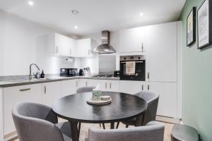 Spacious Modern 2 BR Old Trafford & Free Parking