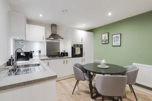 Spacious Modern 2 BR Old Trafford & Free Parking