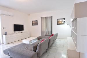 XL Seafront Home in Sliema