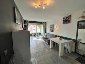 Superbe T2 face mer avec piscine