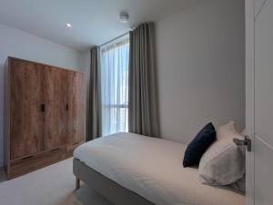 Three Bedroom Apartment - Balcony room in Canary Wharf by Charles Hope