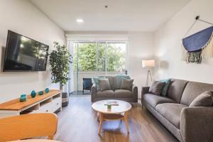 Spacious 2BDR in SM - 5 minutes walk to the beach!