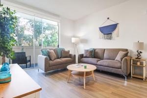 Spacious 2BDR in SM - 5 minutes walk to the beach!