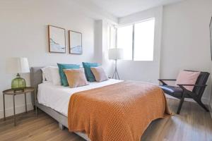 Spacious 2BDR in SM - 5 minutes walk to the beach!