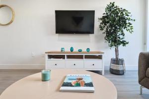 Spacious 2BDR in SM - 5 minutes walk to the beach!