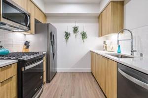 Spacious 2BDR in SM - 5 minutes walk to the beach!