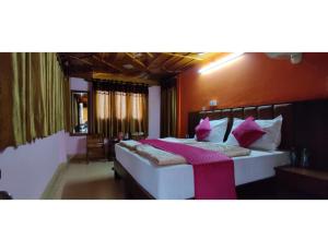 Raturi Hotel, Barkot