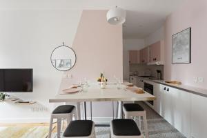 Pink Design 2BDR Flat in the Heart of Bastille