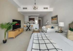 Elegant Studio with Partial sea View in Court Tower