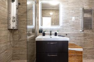 Gozsdu White Raven Residence 504 with free underground parking